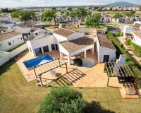 Buitenaanzicht van de Adarga villa – El Valle Golf