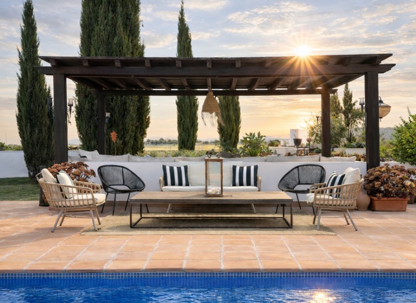 Gran salón con vigas madera villa España