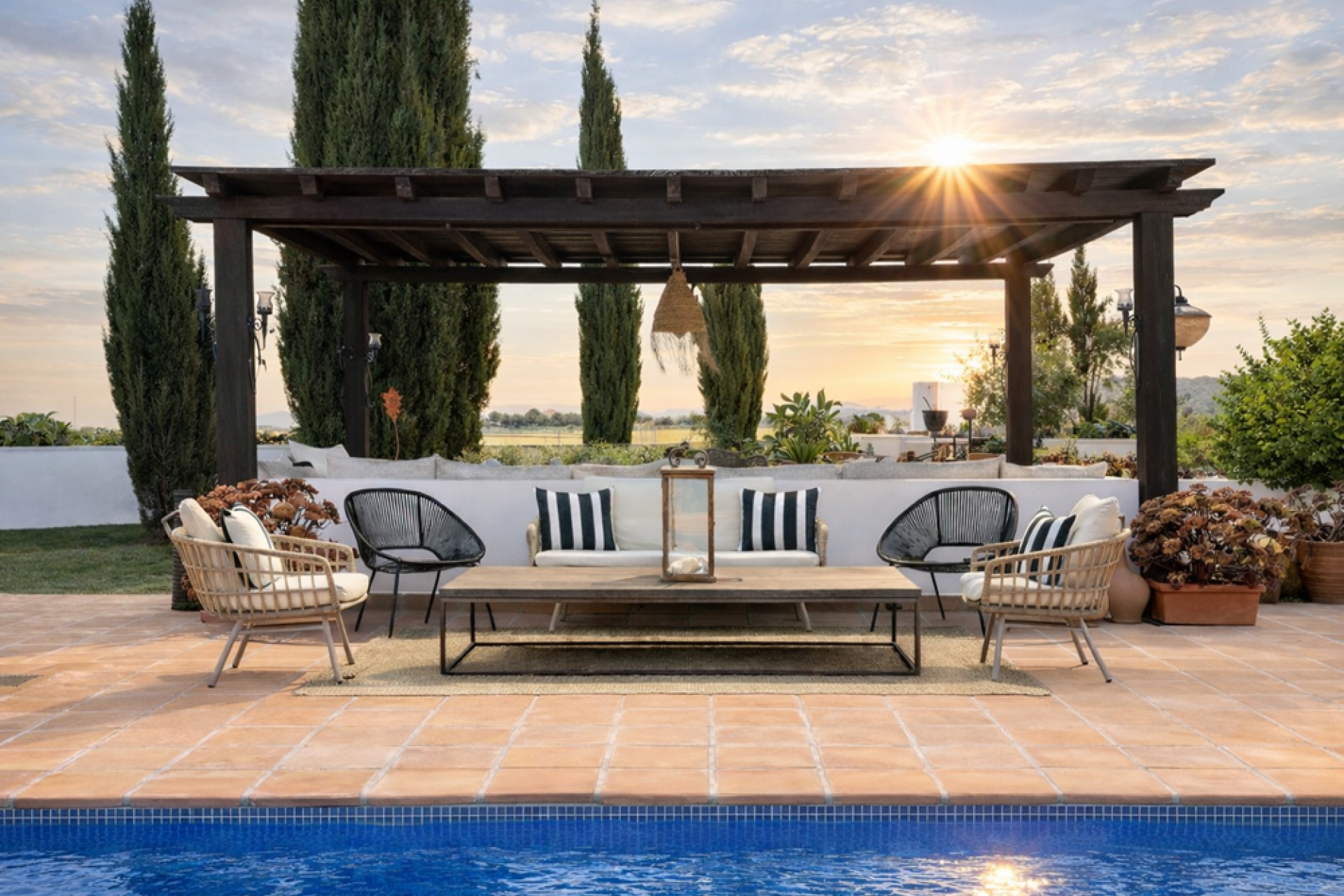 Grote woonkamer houten balken villa Spanje