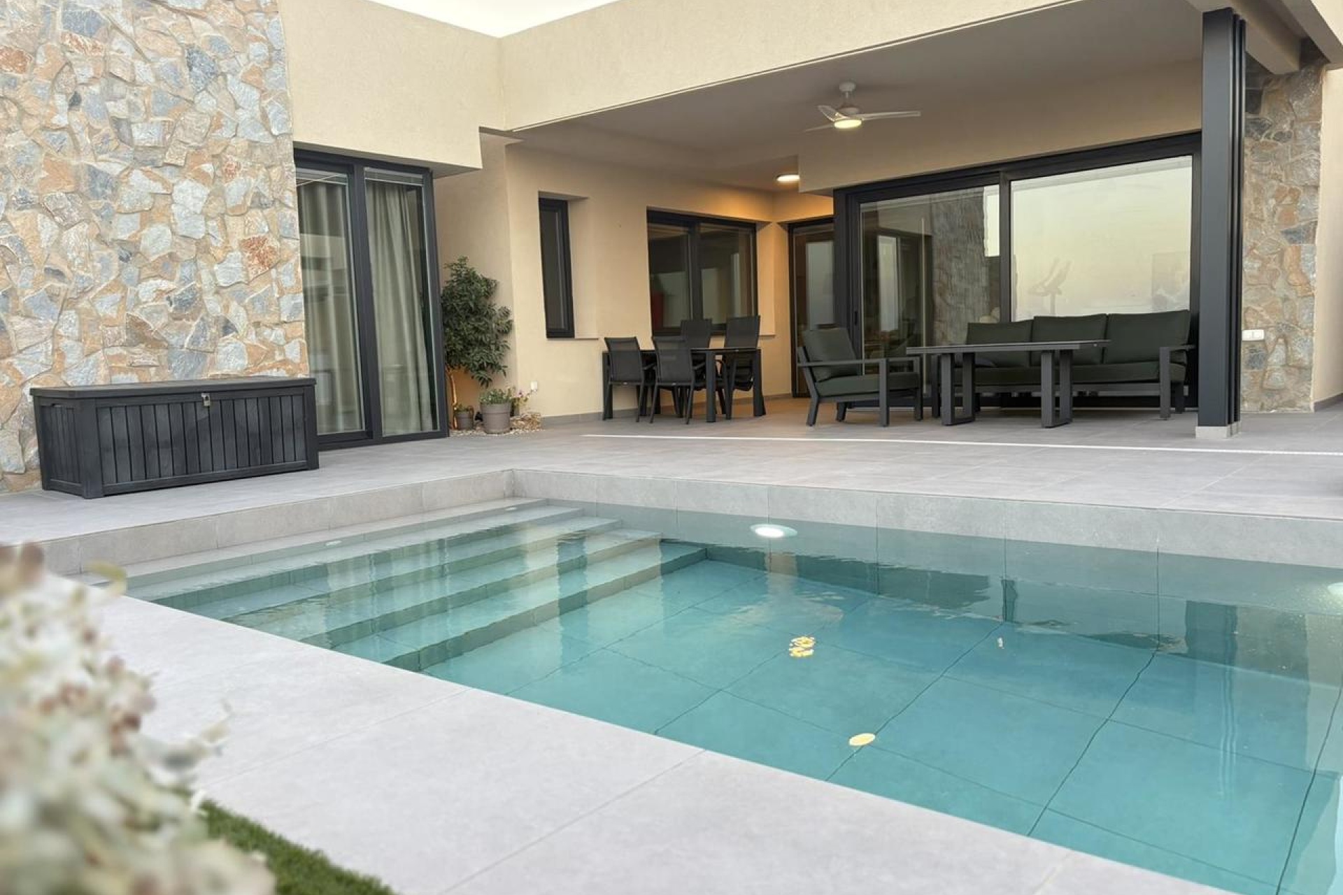 Jardín con cocina exterior villa Murcia