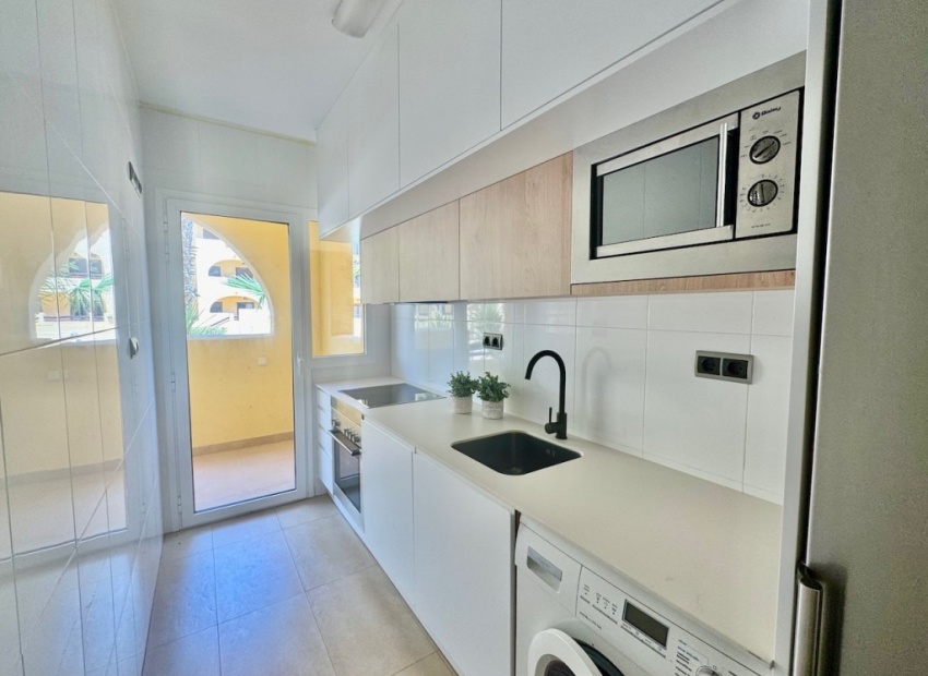 Moderne gerenoveerde keuken in Serena Golf appartement nabij Mar Menor