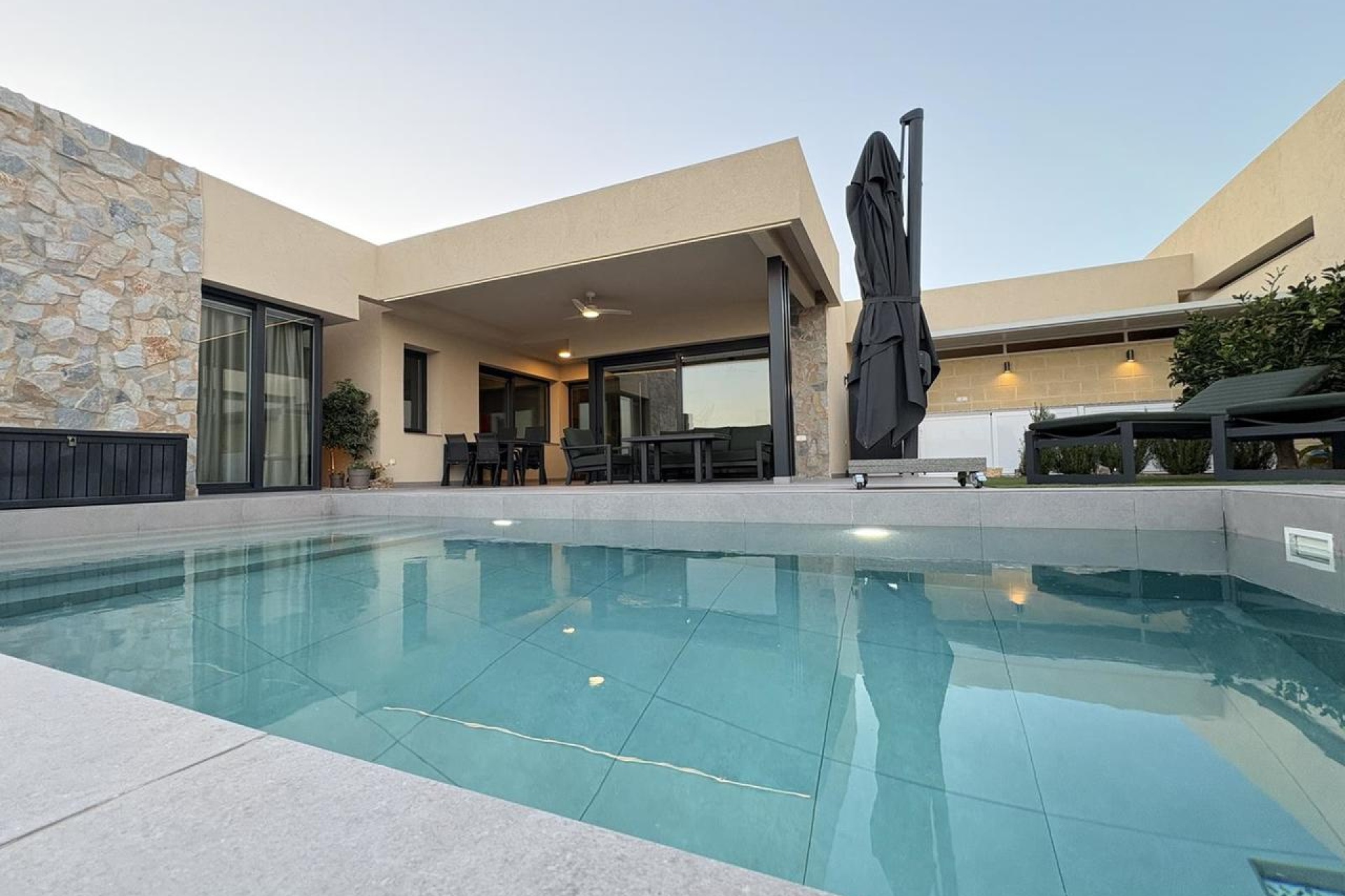 Moderne slaapkamer met terras Altaona villa