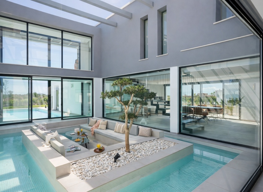 Moderne woonkamer grote ramen Altaona