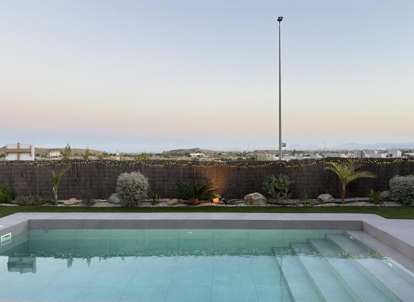 Moderne woonkamer met glasdeuren villa Spanje