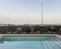 Moderne woonkamer met glasdeuren villa Spanje