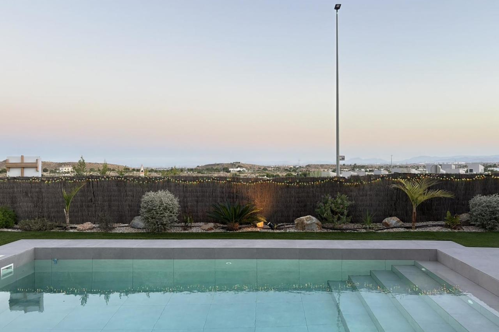 Moderne woonkamer met glasdeuren villa Spanje