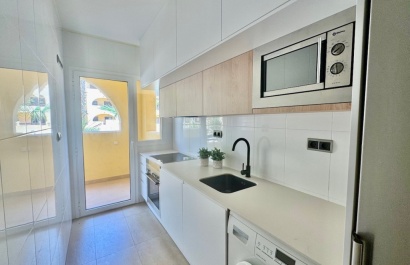 Moderne gerenoveerde keuken in Serena Golf appartement nabij Mar Menor