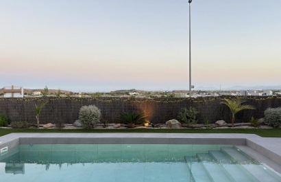 Moderne woonkamer met glasdeuren villa Spanje